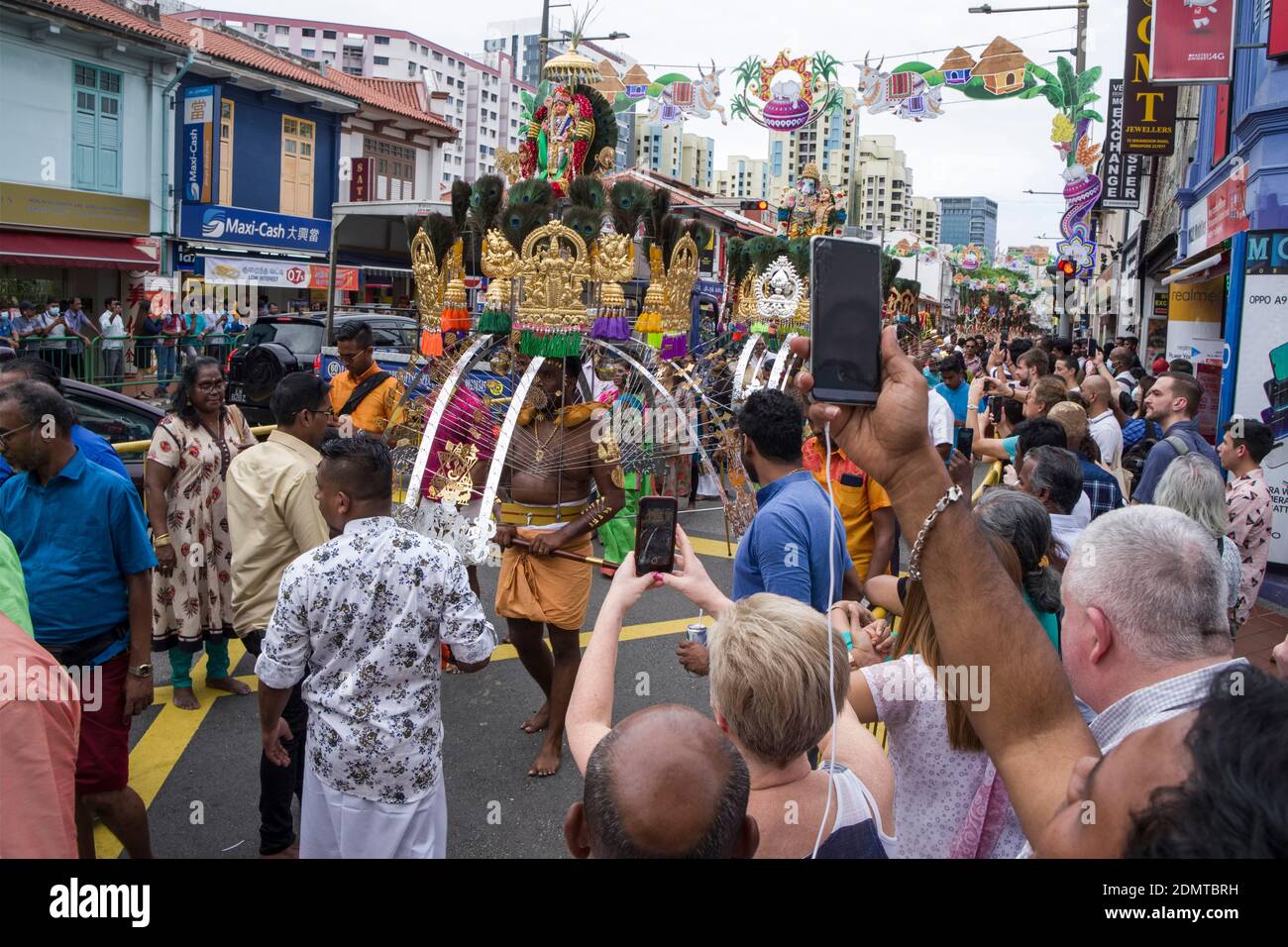 Singapore: penitent attending the Thaipusam Cavadee (or Thaipoosam Festival) in Serangoon Street, district of Little India Foto Stock