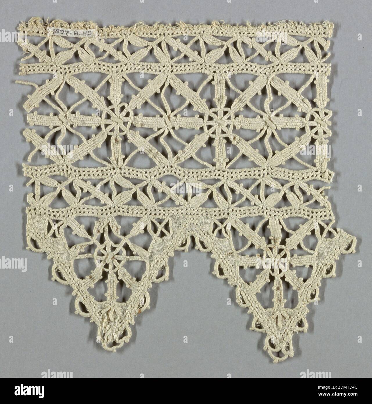 Frammento, Medio: tecnica lino: Griglia di elemento retratto con laccio ad ago (stile reticella), pannello largo con bordo profondo di triangoli invertiti. Pannello centrale a forma di rombo con piccoli cerchi in corrispondenza delle intersezioni. Cerchio e raggi riempiono il bordo appuntito., Italia, XVI secolo, pizzo, frammento Foto Stock