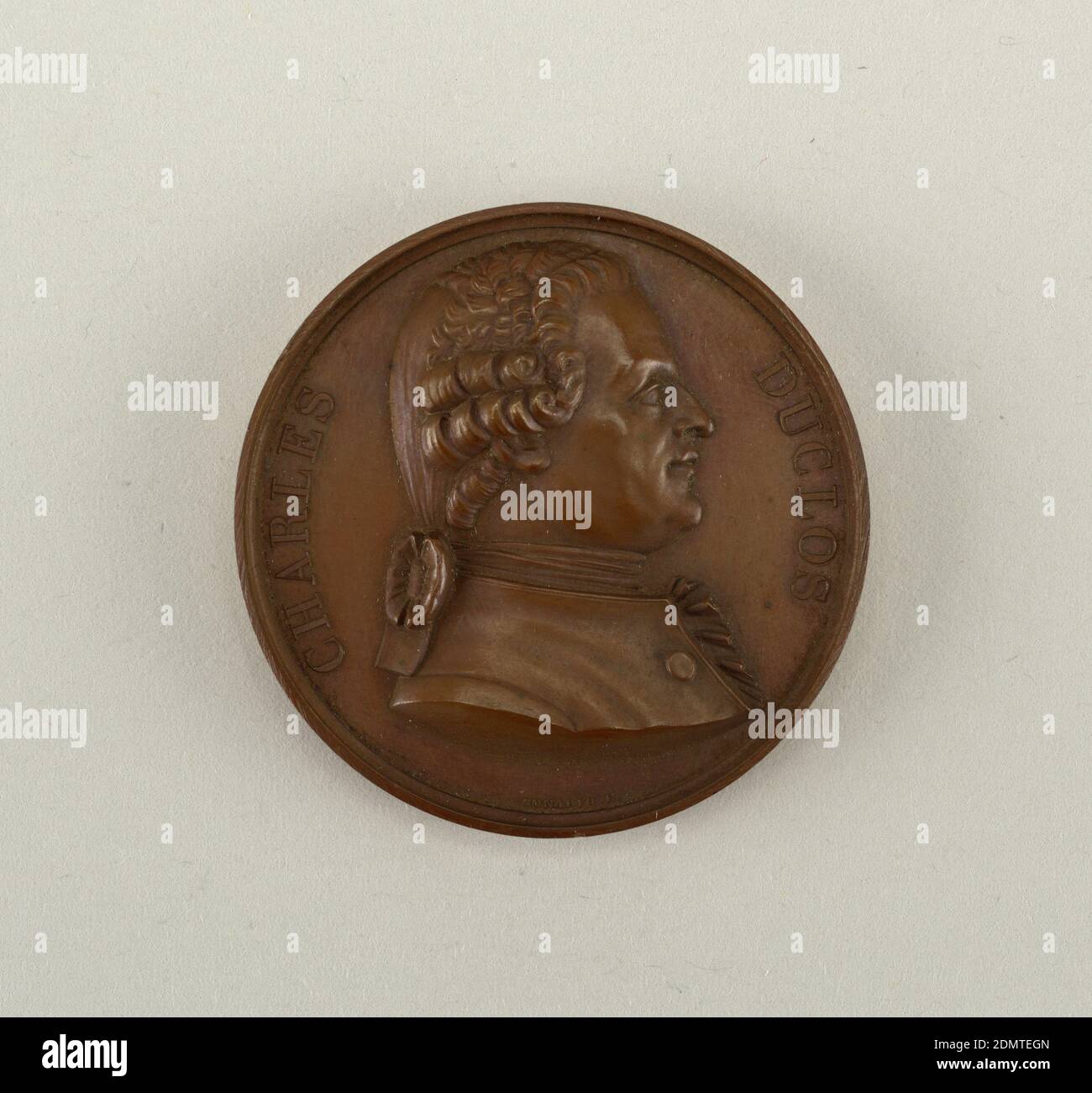 Galerie métallique des grands hommes français (grandi uomini di Francia), bronzo fuso, Busto di Charles Pinot Duclos (1704 – 1772)., Francia, 1821, metallurgia, Arti decorative, Medaglia, Medaglia Foto Stock