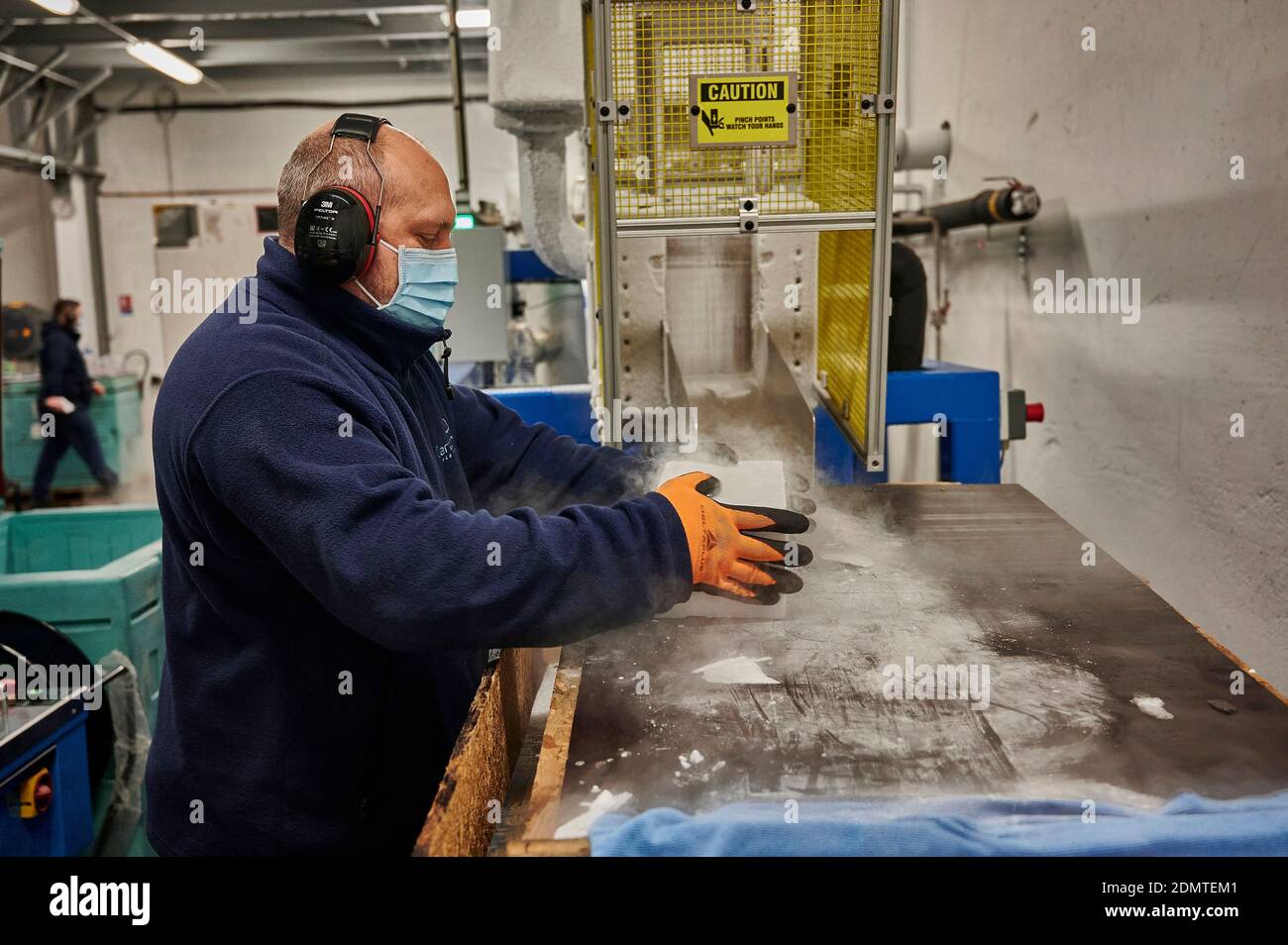 Processo di produzione di bastoncini di ghiaccio secco a Estourmel, nel  nord della Francia, 17 dicembre 2020. Per il trasporto e la conservazione  del vaccino covid-19 Pfizer-BionTech durante il piano di vaccinazione,