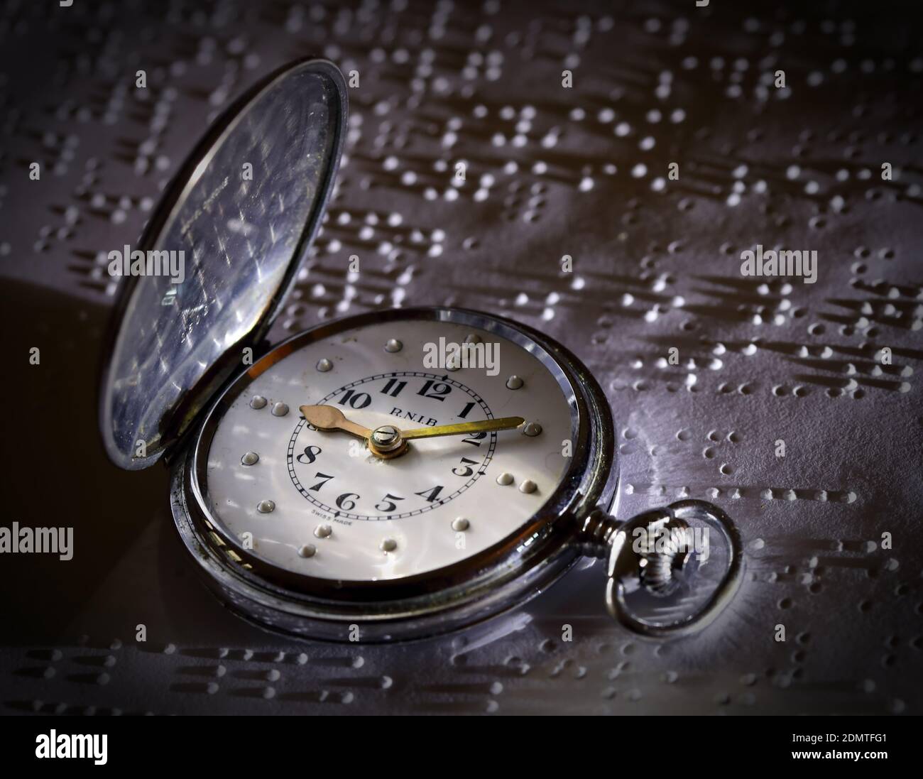 RNIB, Royal National Institute for the Blind, orologio tascabile Braille, per non vedenti Foto Stock