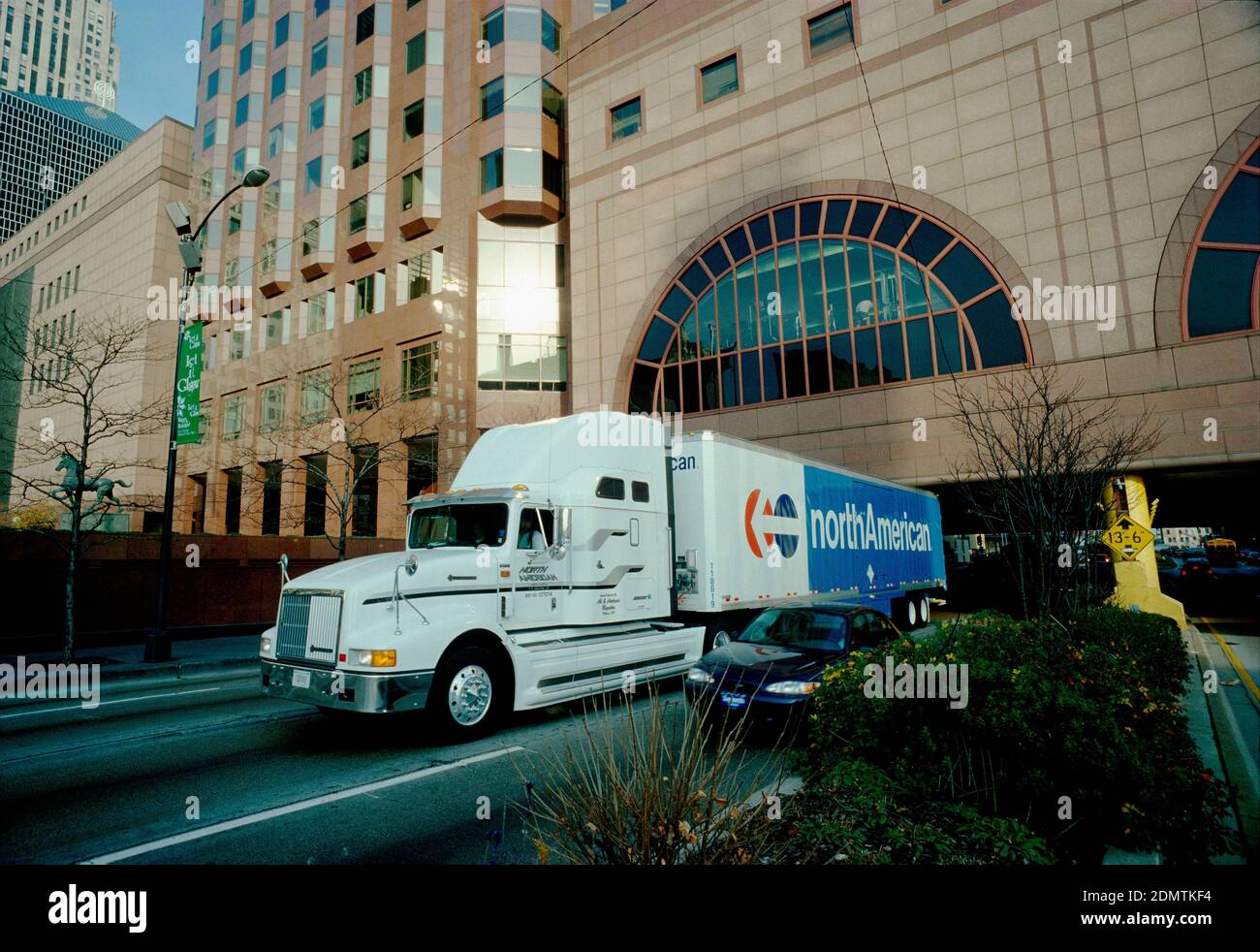 Camion con semirimorchio su W. Ida B. Wells Drive che esce dalla metropolitana sotto la borsa di Chicago a Chicago, Iowa, Stati Uniti. Foto Stock