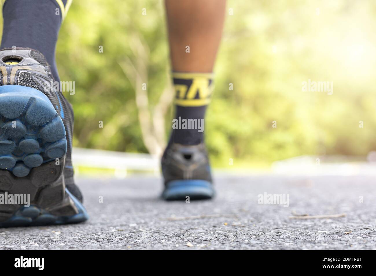 Sezione bassa delle scarpe che indossano l'uomo che camminano sulla strada  Foto stock - Alamy