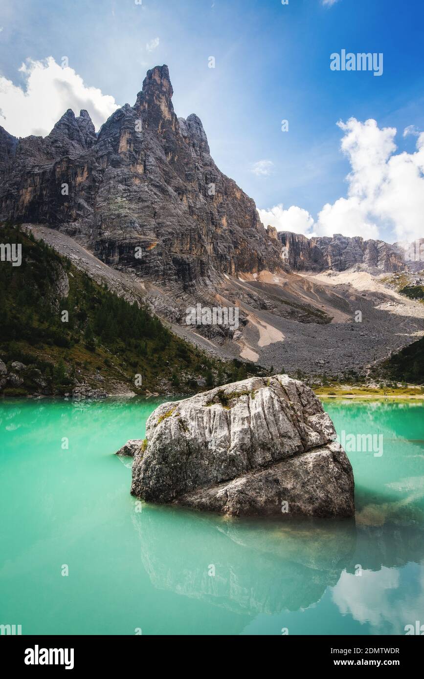 Bellissimo lago di montagna nelle Dolomiti. Lago Sorapis Foto Stock