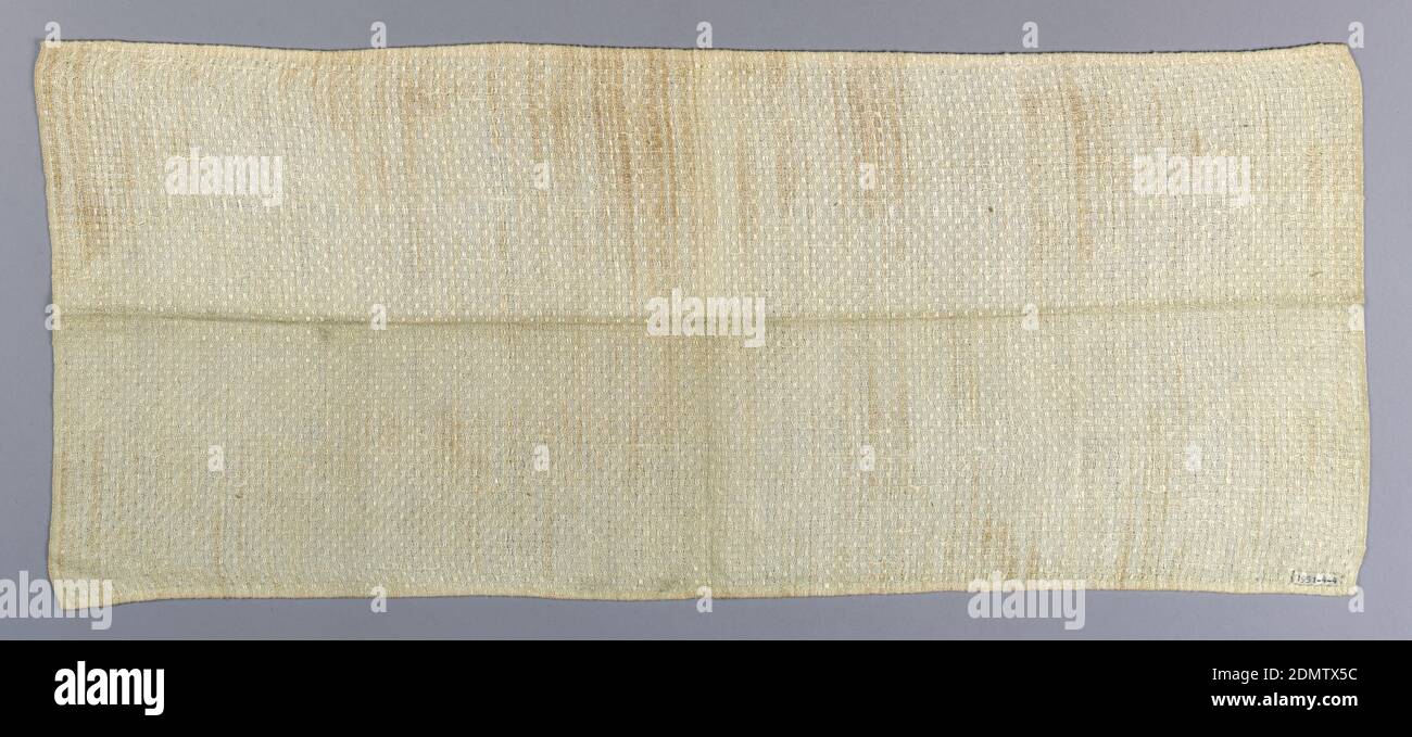 Tessile, Medio: lino tecnica: Tessitura semplice con trama supplementare, lunghezza di biancheria non tessita con piccolo modello di overshot. Due cimanature in tessuto. Parte superiore e inferiore con orlo a mano stretto in filo di lino, USA, 1800–1830, tessuti, tessuti Foto Stock