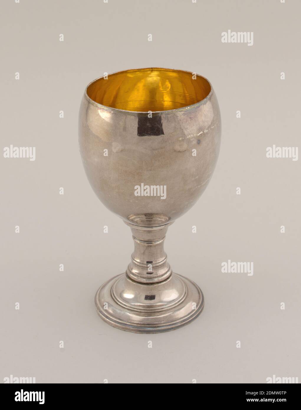 Calice, rame, argento, oro, piombo, ciotola semi-ellittica su stelo a stelo con giunco cavo e piede circolare; interno dorato; base riempita con lega di piombo-stagno; 'JD' incisa sul piede., Sheffield?, Inghilterra, ca. 1800, metallurgia, arti decorative, calice Foto Stock