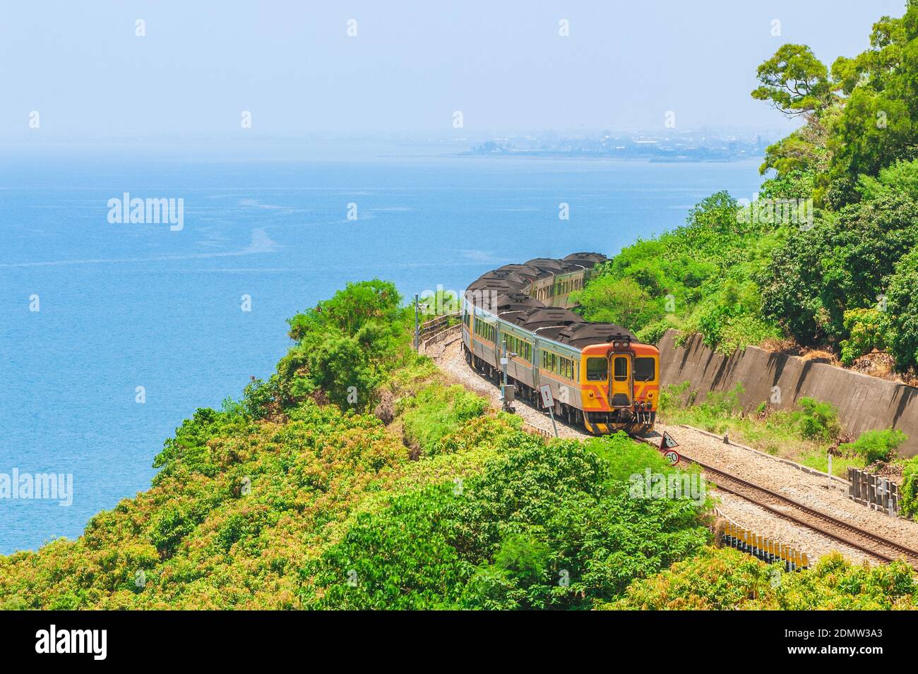 Il treno corre sulla linea di collegamento Sud della ferrovia di taiwan in contea di pingtung Foto Stock