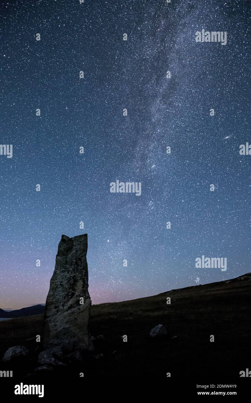 Via Lattea sopra Clach Macleoid in piedi pietra, Horgabost, Harris Foto Stock