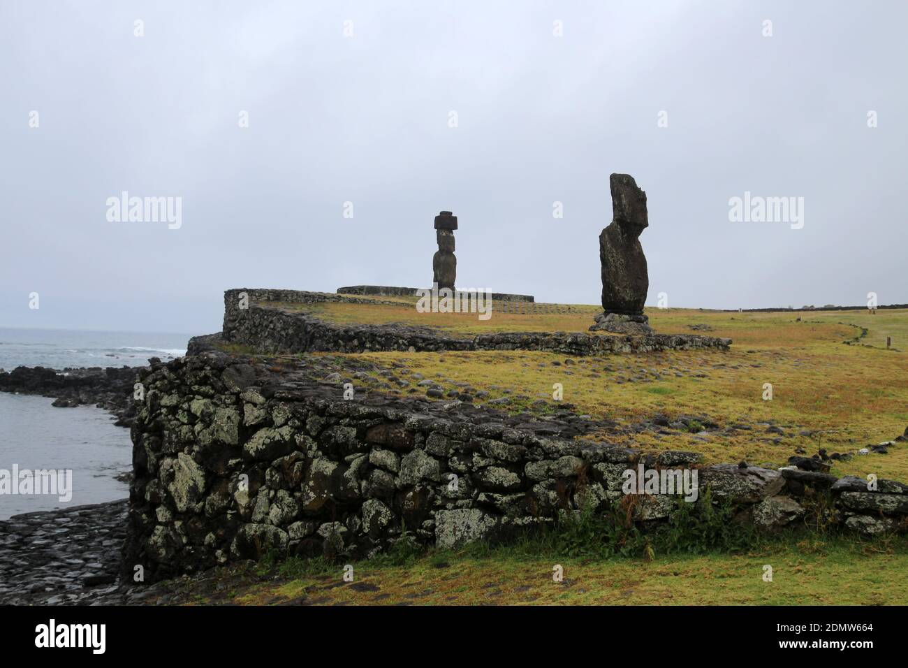 Il complesso AHU Tahai e' una struttura per cerimonie restaurata presso Hanga Roa Foto Stock