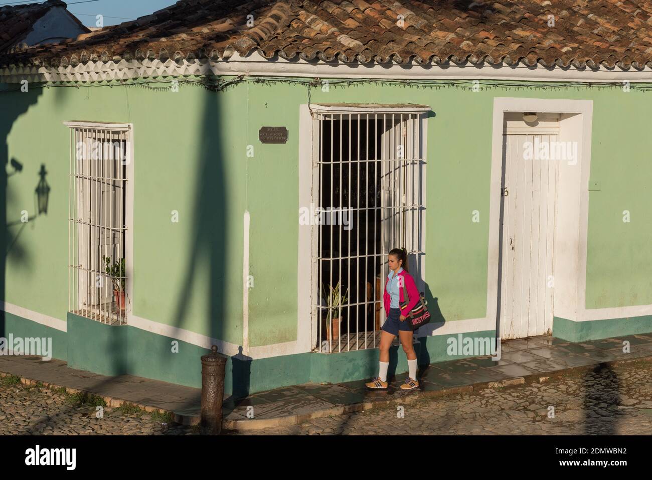 Studente a piedi, Trinidad Cuba Foto Stock