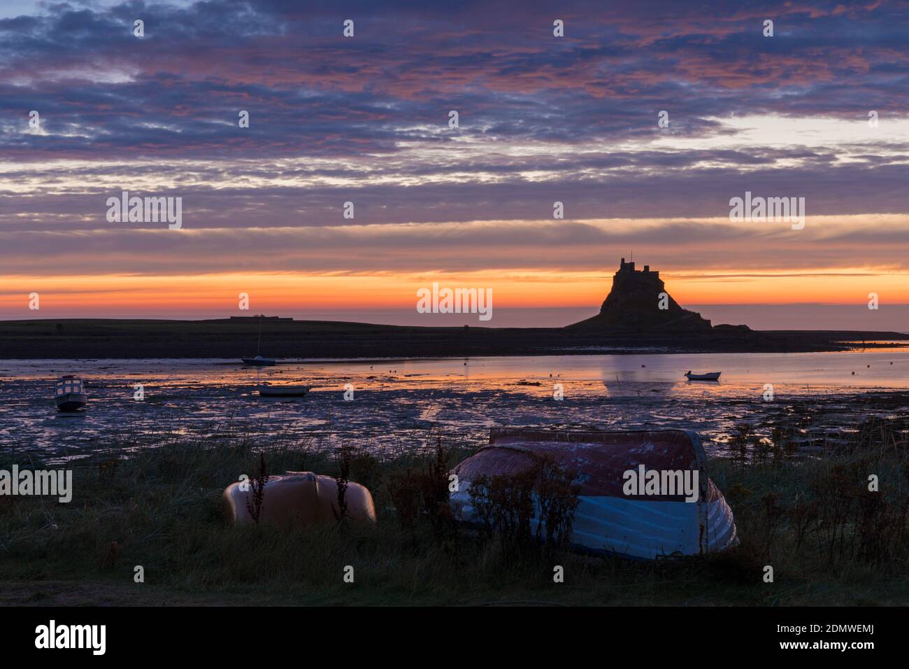 Spettacolare Sunrise Holy Island, Lindisfarne, Northumberland, Regno Unito Foto Stock