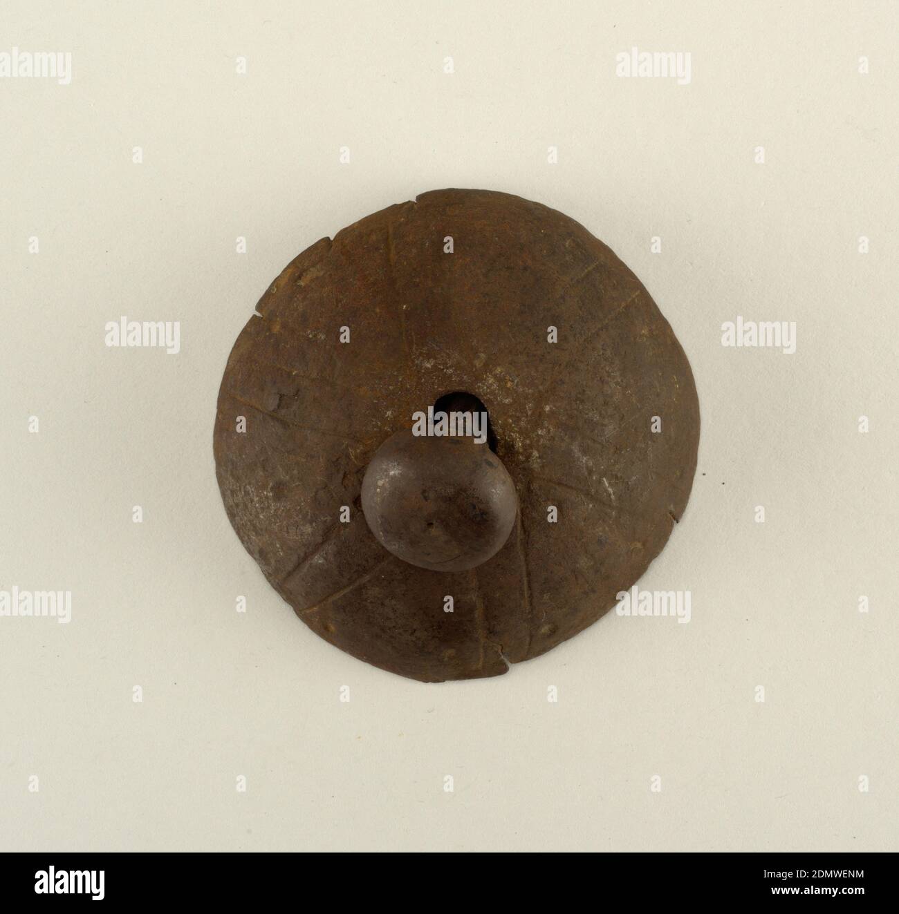 Borchia e chiodo decorativi, ferro battuto, borchia emisferica divisa in sei sezioni triangolari da linee appaiate. Chiodo con testa a fungo e gambo quadrato., Spagna, 15 ° secolo, metallurgia, Arti decorative, borchia decorative e chiodo Foto Stock