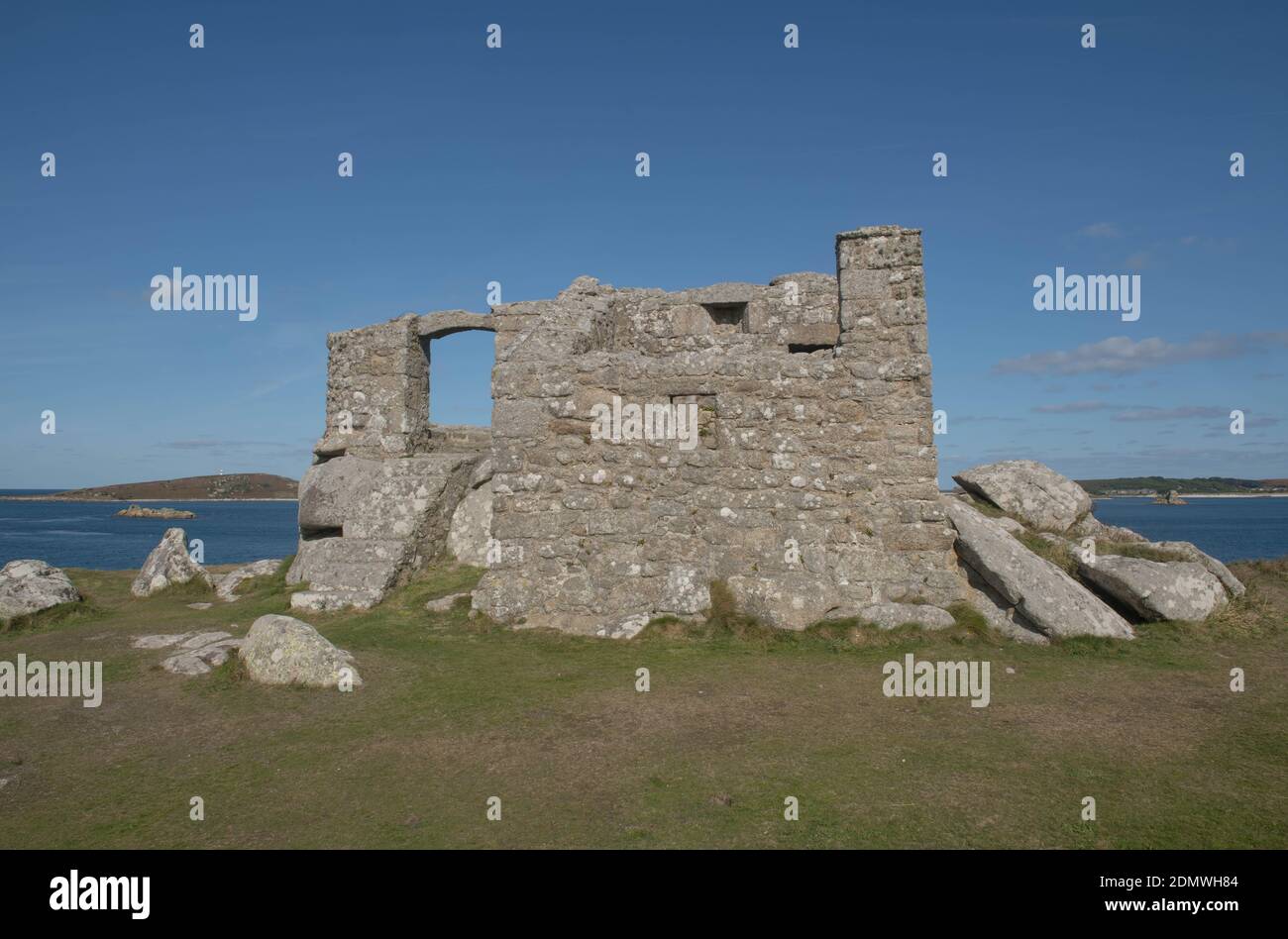 Rovine della fortificazione di pietra del vecchio blocco dalla costa sull'isola di Tresco nelle isole di Scilly, Inghilterra, Regno Unito Foto Stock