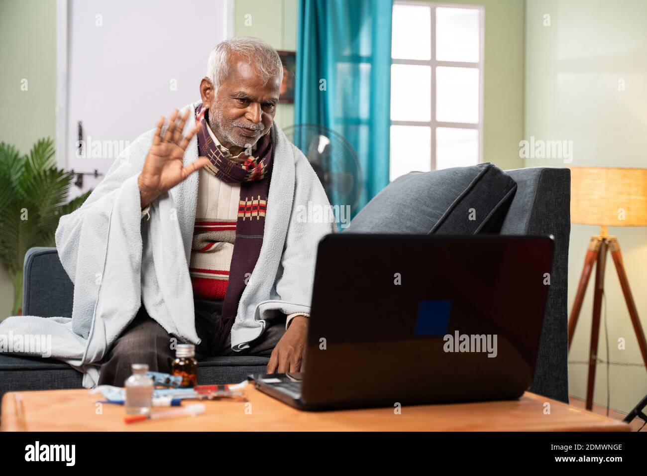 Malato Vecchio uomo in video con al medico sul portatile a casa - concetto di chat online, telegHealth, o consulenza telefonica con infermiere o medico durante coronaviru Foto Stock