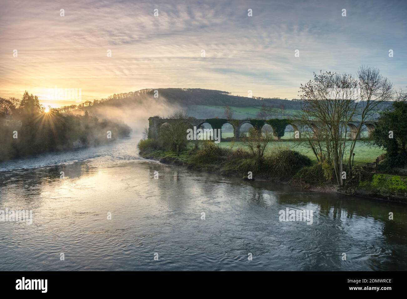 Resti del viadotto Monmouth e del fiume Wye. Foto Stock