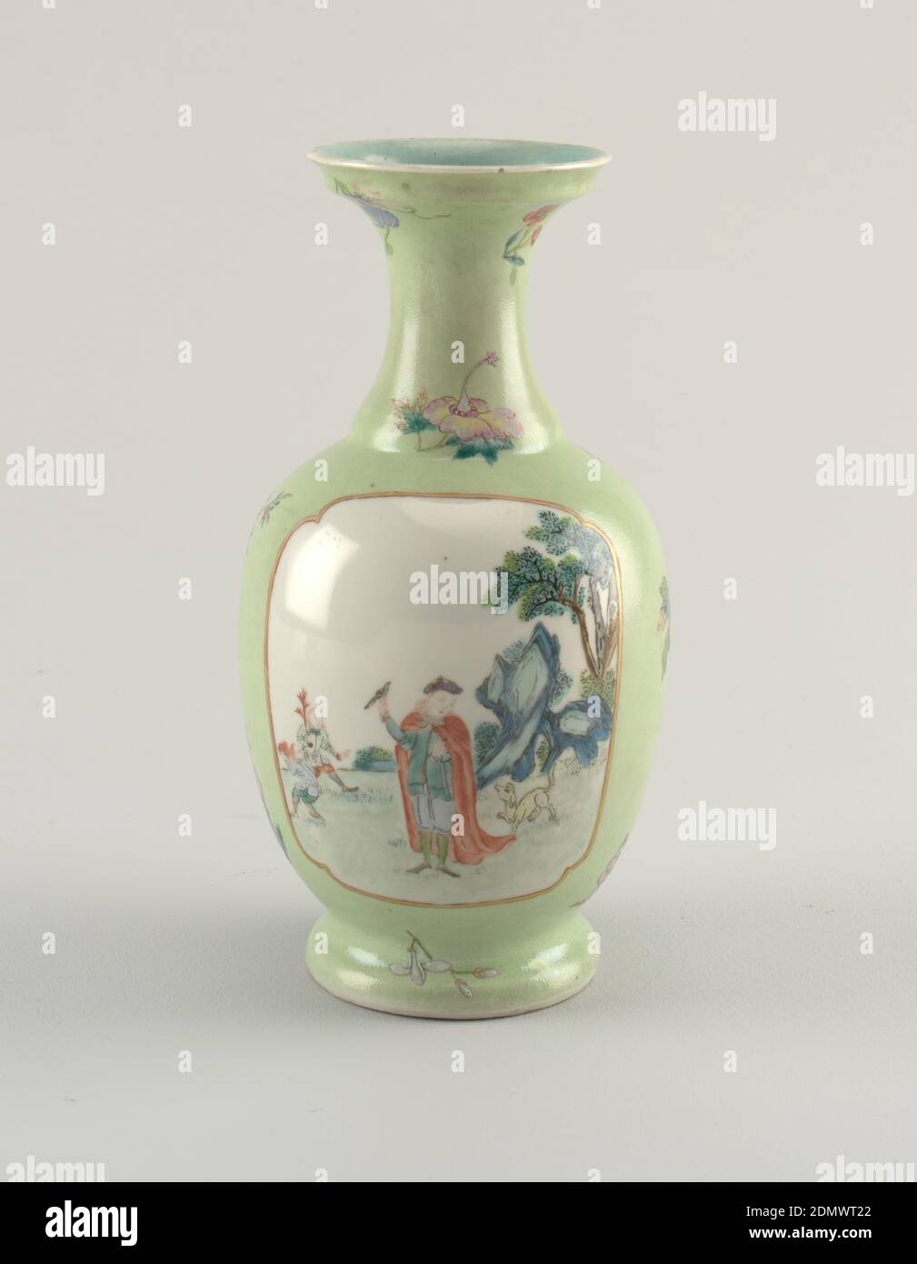 Vaso, porcellana smaltata, vaso in porcellana verde pallido che raffigura una scena all'aperto con due personaggi da passeggio., Cina, 1736–95, ceramica, arti decorative, vaso Foto Stock