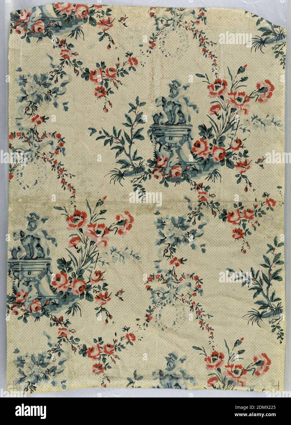 Parete laterale, stampa a blocchi su carta fatta a mano, disegno ripetuto di putto e cane su piedistallo collegato da stracci floreali in disposizione casuale, con corrispondenza diritta. Gruppo piedistallo, blu-grigio. Rose e garofani, arancio rosato. Pin dot background, blue on cream., France, 1780, Wallcoverings, Sidewall Foto Stock