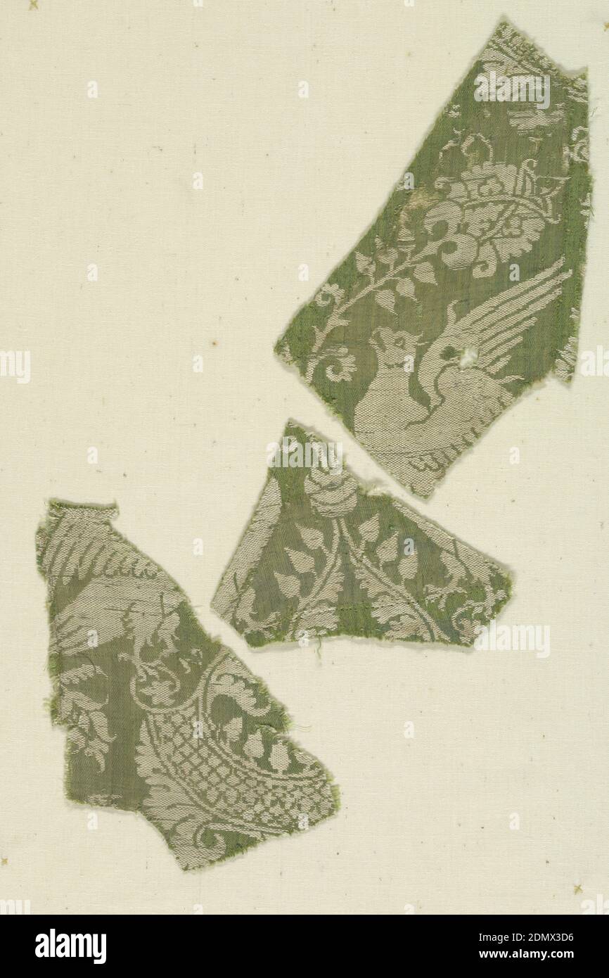 Frammenti, Medio: Tecnica della seta: Due strutture di tessuto integrate; 2/1twill più tessitura piana., falchi di fronte con ali spalmabili in crema su verde., Italia, XIV secolo, tessuti tessuti, frammenti Foto Stock