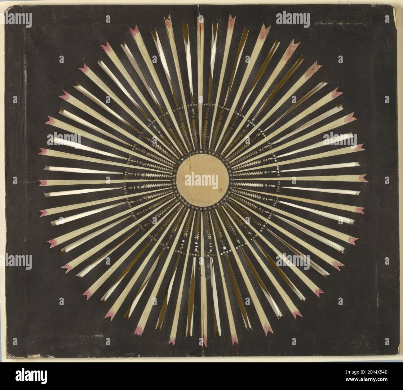 Rising Sun, taglio di carta su telaio in legno, slide lanterna magica, giocattolo ottico. Su campo nero, disco bianco al centro, circondato da un anello di stelle forate. Irradiando verso la circonferenza del modello sono trentadue raggi bianchi, alternati a trentadue raggi chiari forati. I raggi bianchi sono tingati di rosa alle loro estremità dentellate., Savoy, Francia, ca. 1780, giocattoli e giochi, slide Lanterna, slide Lanterna Foto Stock