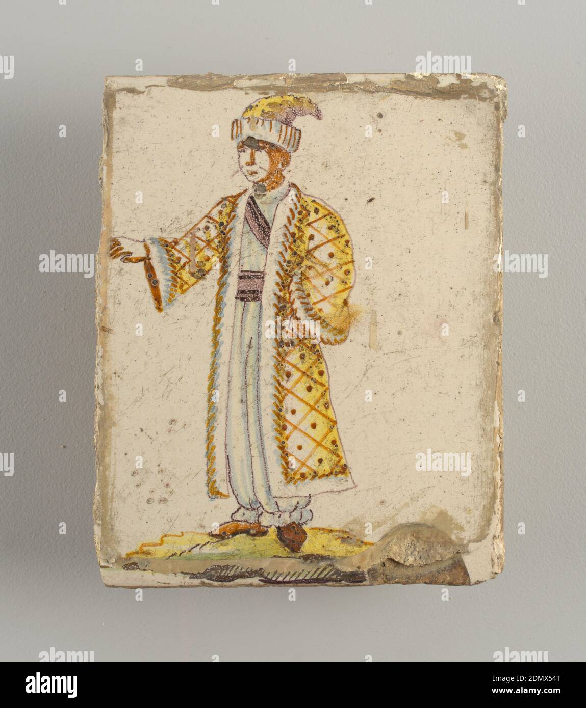 Piastrelle, Eartenware, smaltati e decorati a fuoco alto, uomo in piedi, vestito con lunghi pantaloni bianchi, cappotto giallo rivestito in pelliccia e headdress; il suo braccio destro leggermente rialzato. Chinoiserie tipo di decorazione., Alcora, Spagna, fine del 18 °-inizio del 19 ° secolo, piastrelle, Arti decorative, Tile Foto Stock