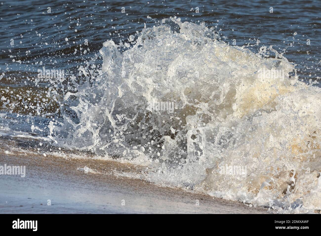 Onde sulla costa nord del Norfolk in autunno, Anglia orientale, Regno Unito Foto Stock