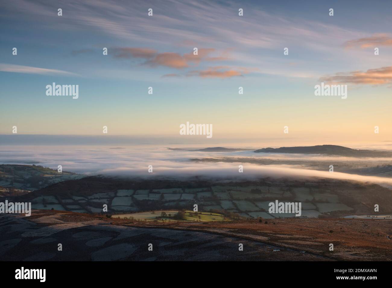 Nebbia mattutina nelle Black Mountains del Galles del Sud. Foto Stock