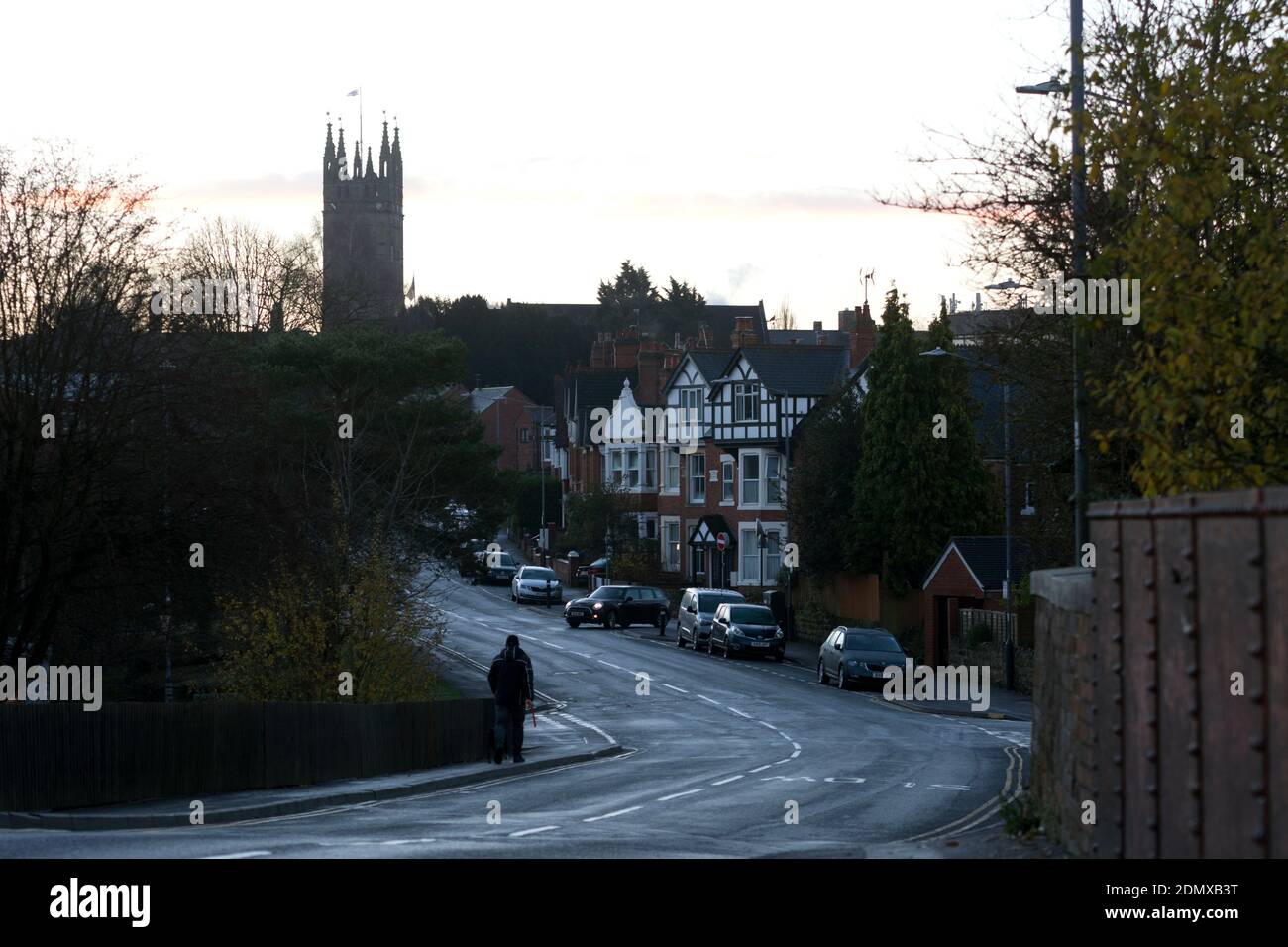 Una vista mattutina di Cape Road e St. Mary`s Church in inverno, Warwick, Warwickshire, Inghilterra, Regno Unito Foto Stock