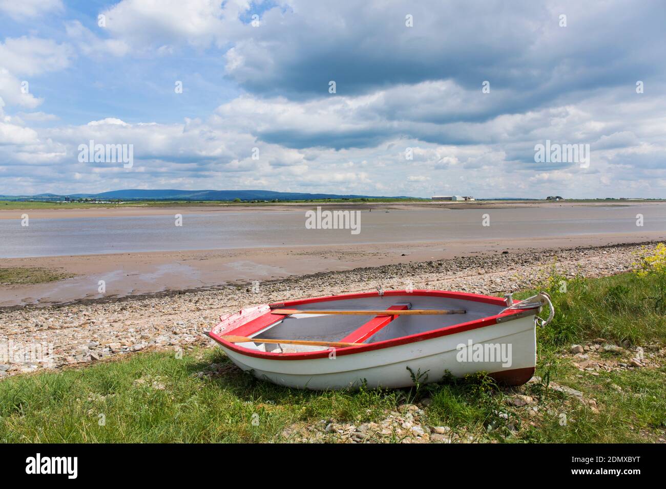 Lancaster, Lancashire, Inghilterra. Vista attraverso l'estuario del fiume Lune al largo di Sunderland Point a bassa marea, piccola barca sulla riva. Foto Stock