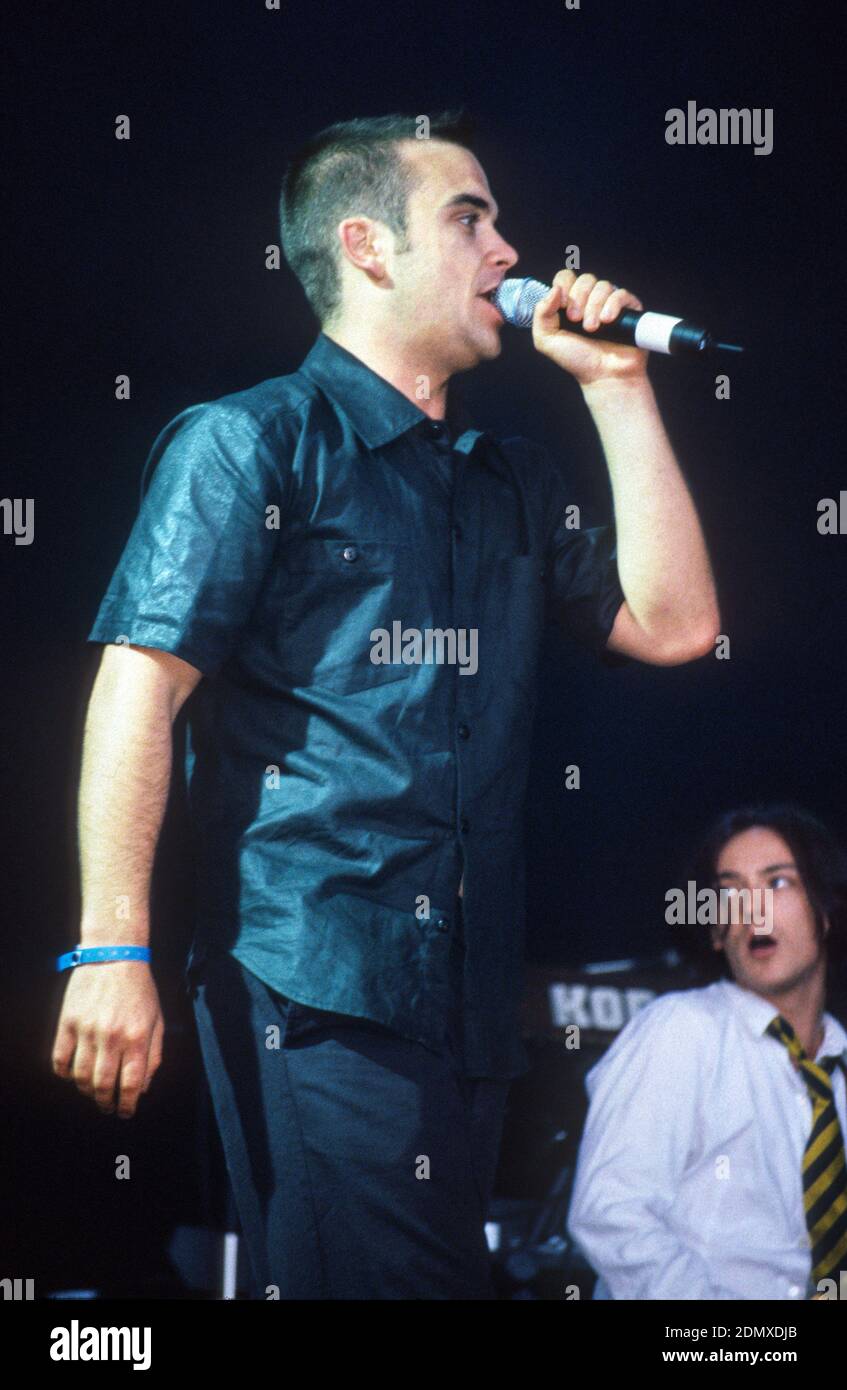 Robbie Williams si esibisce al Glastonbury Festival 1998, Somerset,  Inghilterra, Regno Unito Foto stock - Alamy