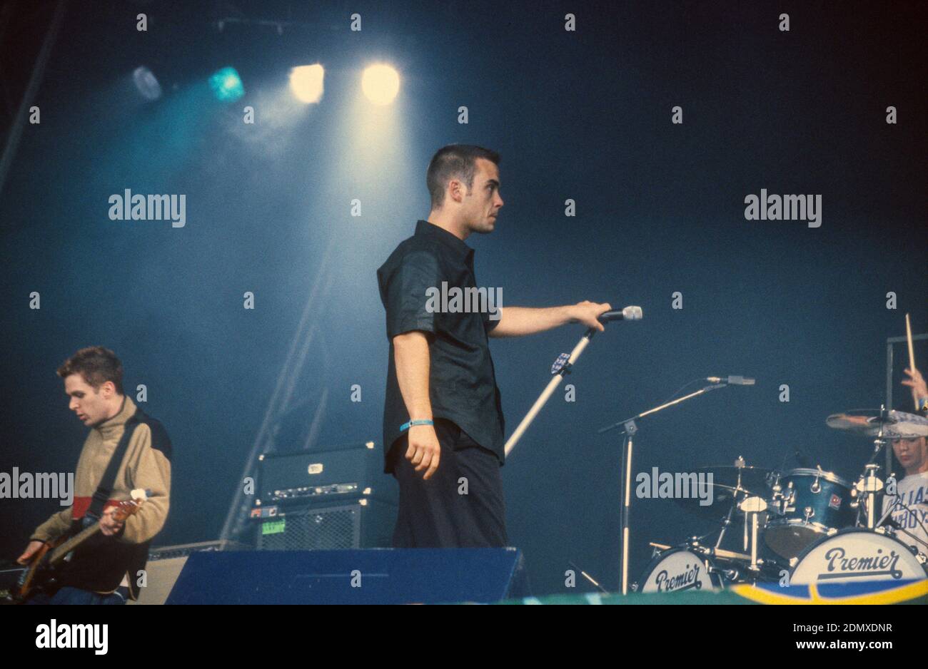 Robbie Williams effettuando al Glastonbury Festival 1998. L'azienda  agricola degna, Somerset, Inghilterra, Regno Unito Foto stock - Alamy