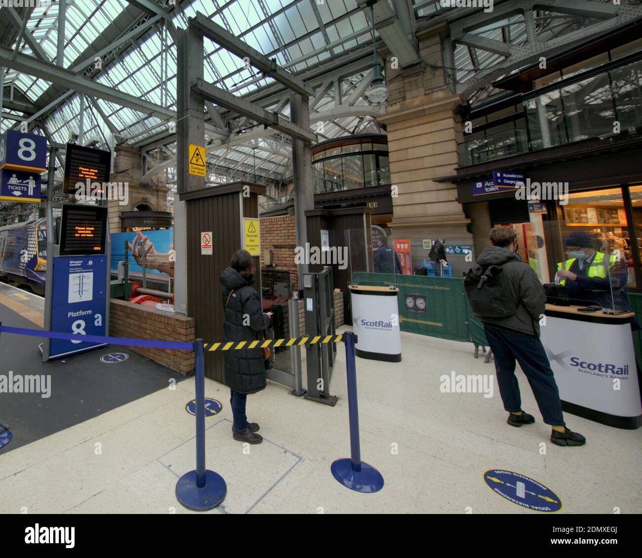 Glasgow, Scozia, Regno Unito, 17 dicembre 2020: La stazione centrale di Glasgow sport un murale di salute mentale creato da smug in collaborazione con Network Rail, Samaritani e Breathing Space. Il concetto di raggiungere e toccare questo Natale insieme con una stazione ben decked fuori con albero e presepe scena. Credit: Gerard Ferry/Alamy Live News Foto Stock