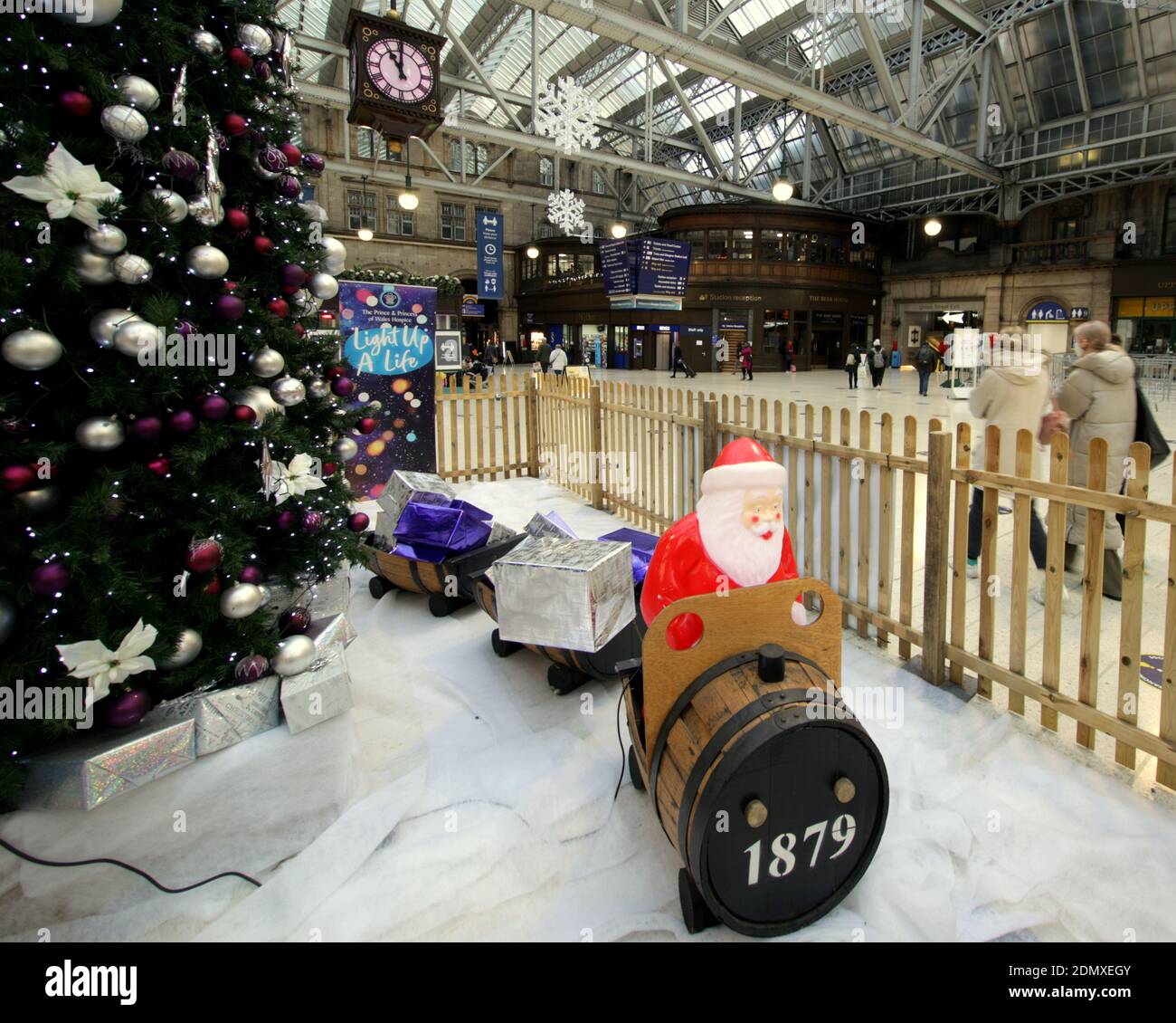 Glasgow, Scozia, Regno Unito, 17 dicembre 2020: La stazione centrale di Glasgow sport un murale di salute mentale creato da smug in collaborazione con Network Rail, Samaritani e Breathing Space. Il concetto di raggiungere e toccare questo Natale insieme con una stazione ben decked fuori con albero e presepe scena. Credit: Gerard Ferry/Alamy Live News Foto Stock