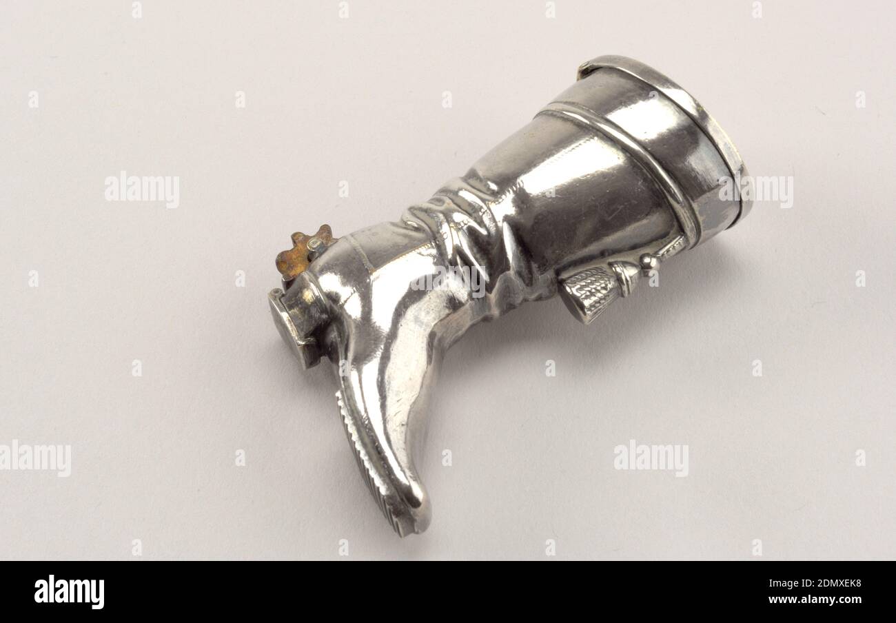 Stivale con Spur, ottone placcato, a forma di gambaletto con fodero appeso frontalmente, tondo in ottone rotante sul tallone. Coperchio sulla parte superiore, incernierato sul retro. L'interno sembra avere un vano per la matita incassata. Attaccante su suola di stivale in basso., fine del 19 ° secolo, contenitori, Arti decorative, Matchsafe, Matchsafe Foto Stock