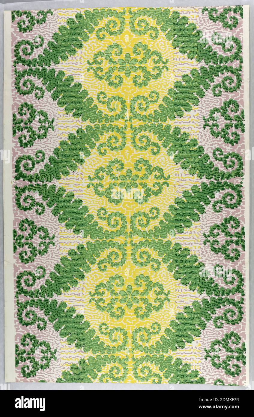 Parete laterale, blocco stampato su carta, stampato a imitazione di irisé o carta arcobaleno. Il disegno è basato su una figura orizzontale, approssimativamente esagonale delineata in verde. I pannelli verticali sono formati dalla disposizione verticale di queste figure, i centri di una colonna di esagonali essendo gialli e gli esagonali adiacenti aventi centri di lavanda. Il disegno è realizzato con contorni a foglia ondulata. Stampato in giallo, lavanda, verde, verde chiaro e verde scuro su un terreno bianco., Francia, 1825, Wallcoverings, parete laterale Foto Stock