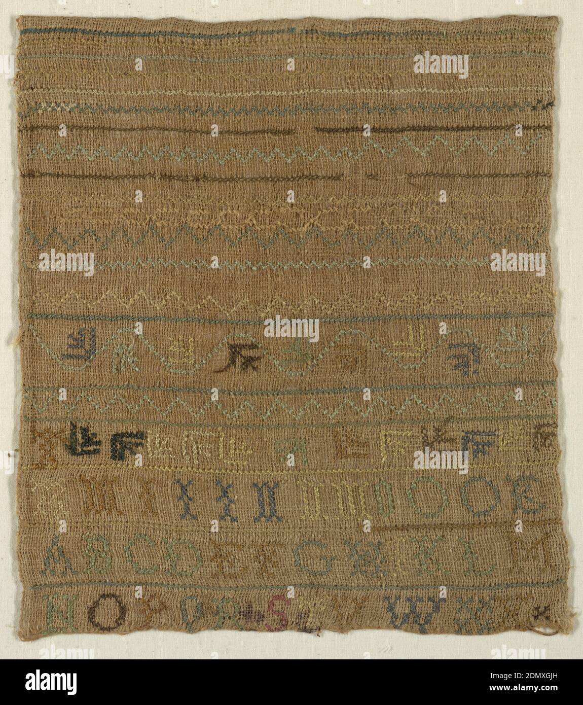 Campionatore, Abigail Pearson, American, Medium: Ricamo di seta su fondazioni di lino tecnica: Ricamato a punto croce su fondazioni di tessitura piana, due frammenti di un lungo campionatore cucito insieme, ricamato in nero, verde e giallo su un terreno di lino scuro. La metà superiore ha alfabeti e l'iscrizione con un bordo di vite floreale; la metà inferiore ha molte fasce orizzontali di punti e motivi semplici, e un alfabeto., USA, 1802, ricamo & cucendo, Sampler Foto Stock