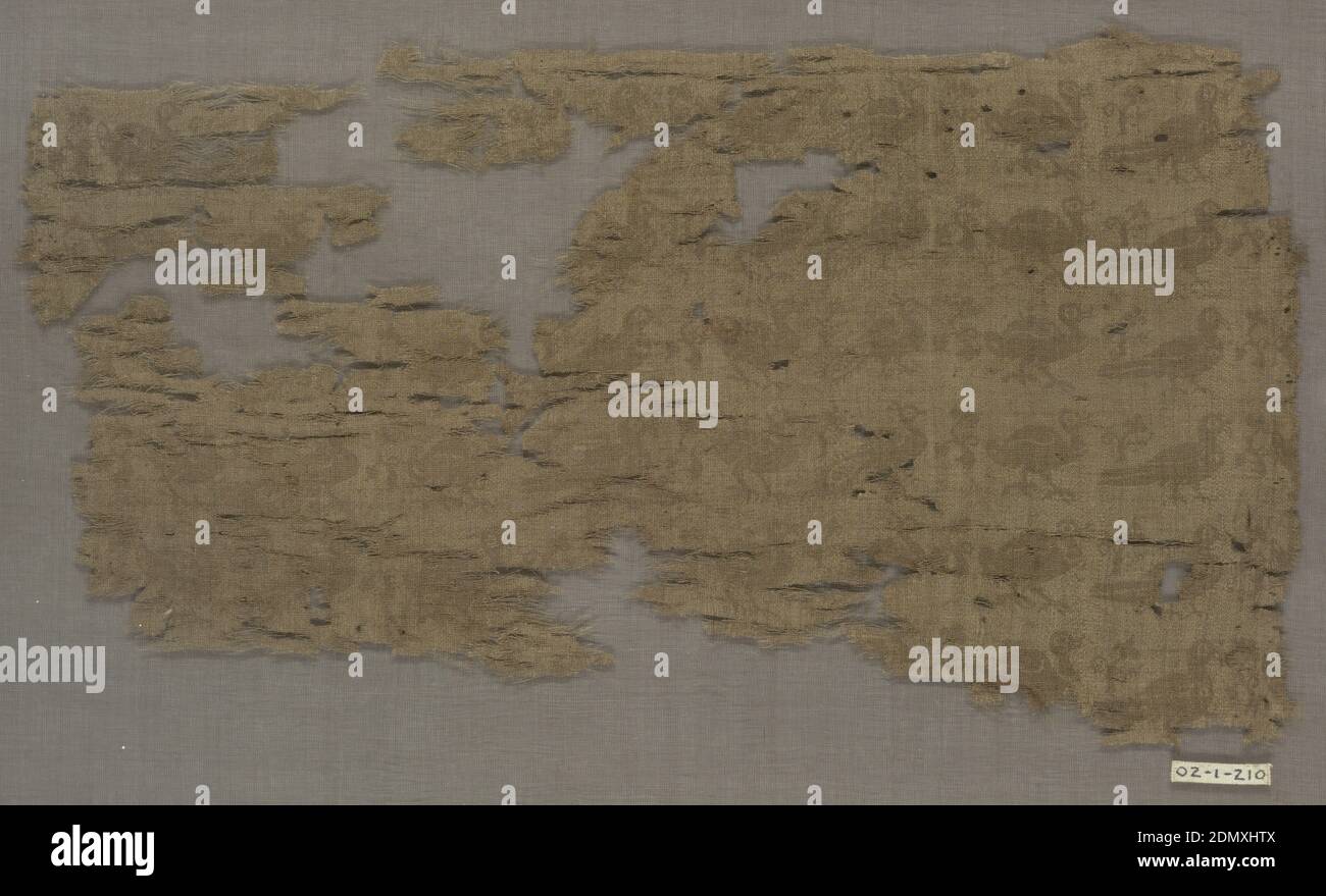 Frammento, Medio: Seta tecnica: 3 trama di cablaggio con verruche interne, quattro diversi tipi di uccelli domestici; Peahen, pavone, anatra, piccione disposti in una ripetizione verticale in due tonalità di verde., forse vicino Oriente, forse X secolo, tessuti tessuti, frammento Foto Stock