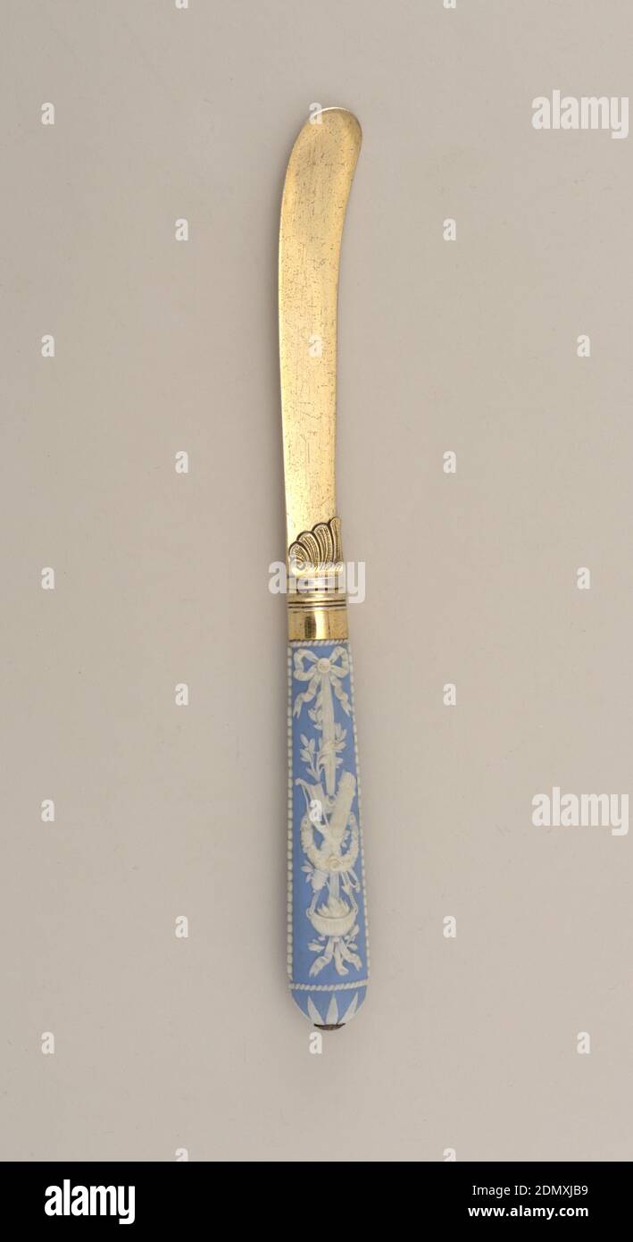 Coltello, argento, oro, diaspro, argentata manico a forma di sciabola con decorazione a smeriglio incisa sull'imbottitura. Ghiera con archetto, impugnatura in jasper rastremata, sezione ovale. Terra blu chiaro con disegno rialzato in bianco, al centro un arco e una freccia, un fiocco riempito di frecce, una corona di fiori e un bruciatore di incenso circondato da nastri, ramoscelli di oliva e un arco. Perline crosting lungo i lati, decorazione floreale in cima al manico, un cappuccio di metallo al centro., Inghilterra, 1805–15, posate, arti decorative, coltello Foto Stock