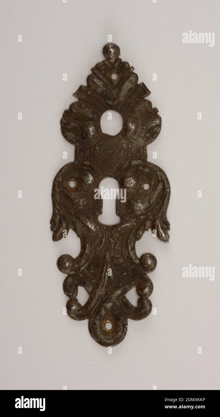 Piastra di taglio, stagno, forato e repoussé con disegno di acanto e palpette, Francia, ca. 1700, Metalwork, Arti Decorative, Escutcheon Foto Stock