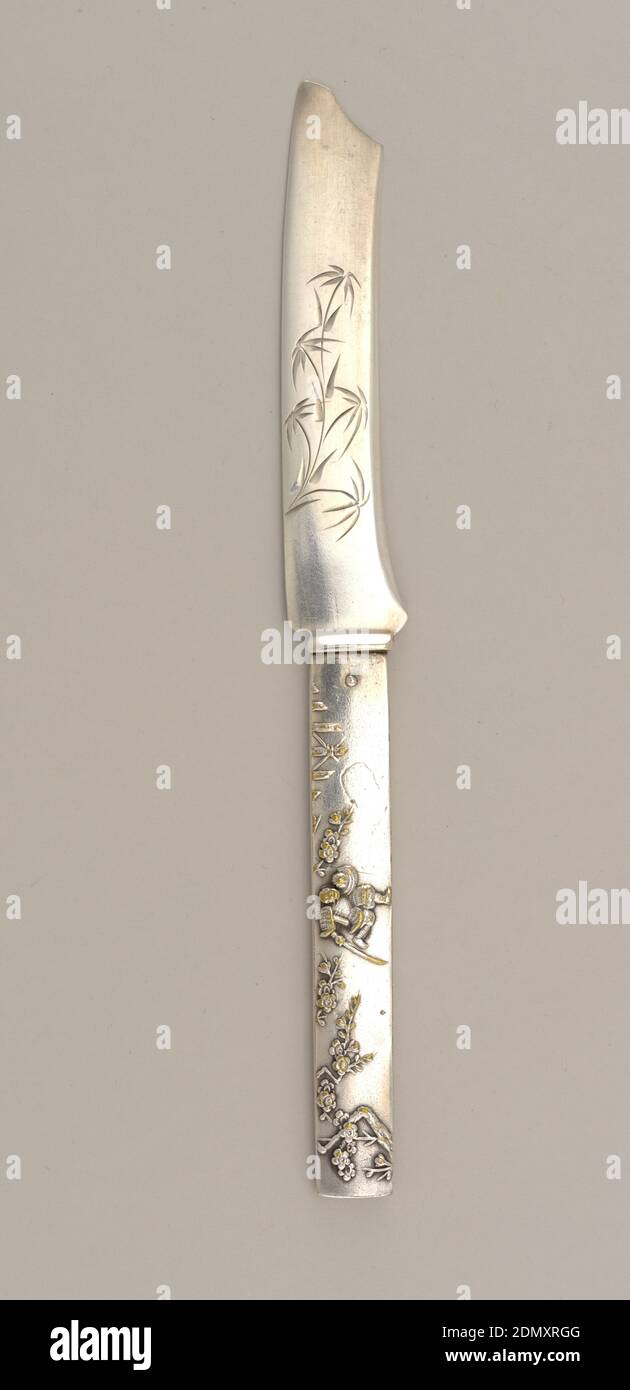 Coltello, Argento, coltello sotto forma di spada giapponese; manico con superficie chiazzata, un lato decorato con scena di un soldato in corazza; l'altro lato raffigura alberi di bambù, foglie, uccelli. Lama piatta e curva incisa con decorazione a fogliame stilizzato. Qualche colpa., ca. 1880, posate, arti decorative, coltello Foto Stock
