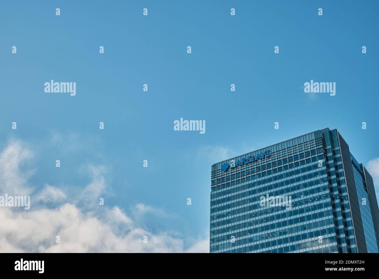 Torre di Barclays Bank plc, Canary Wharf, Londra con cielo blu, nuvole bianche e spazio di copia, 16 dicembre 2020 Foto Stock