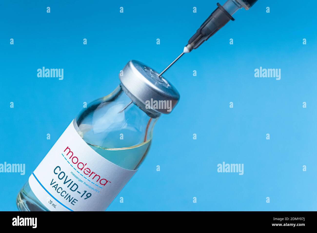 Izmir, Turchia - Agosto 11 2020: Concetto e background del vaccino del coronavirus. Nuovo vaccino moderato isolato su sfondo blu. Covid-19, 2019-nCov pande Foto Stock