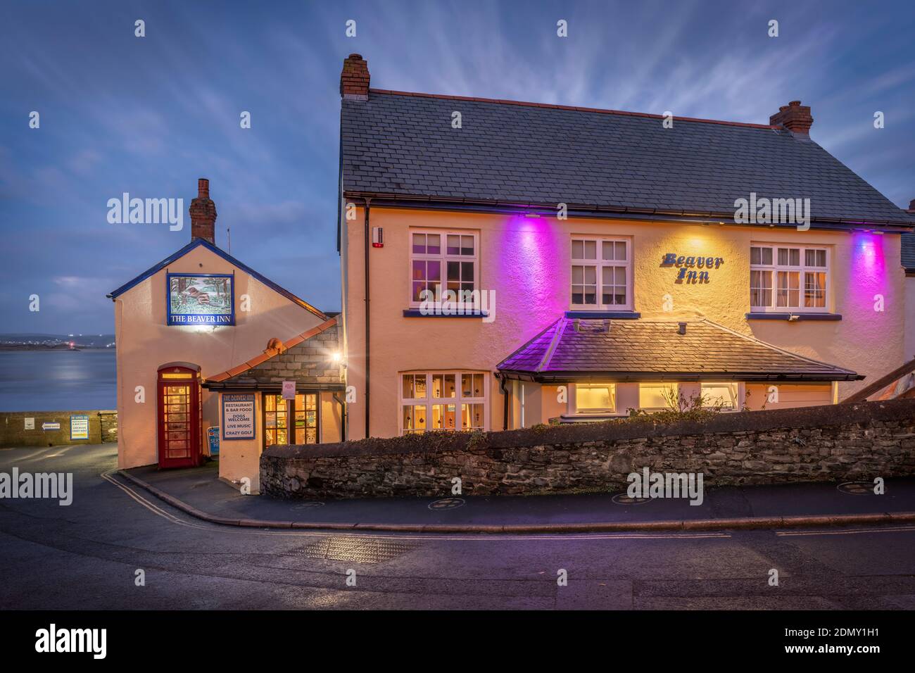 Il Beaver Inn è situato lungo Irsha Street, una delle molte strade colorate e strette e tortuose che compongono il villaggio costiero di Appletore a nord Foto Stock