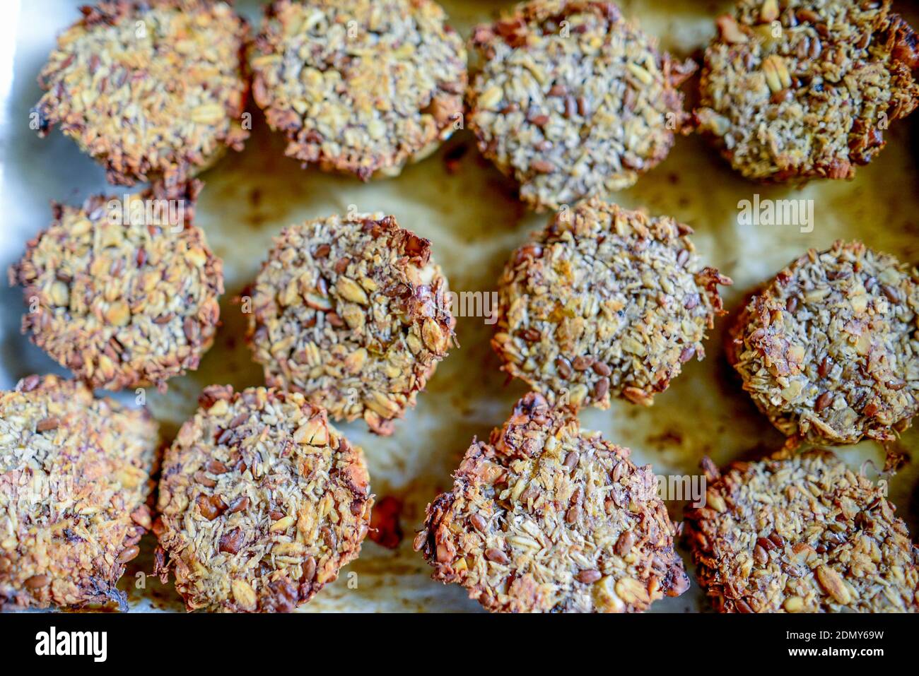 Colpo di testa di biscotti fatti in casa piatti con semi e dadi Foto Stock