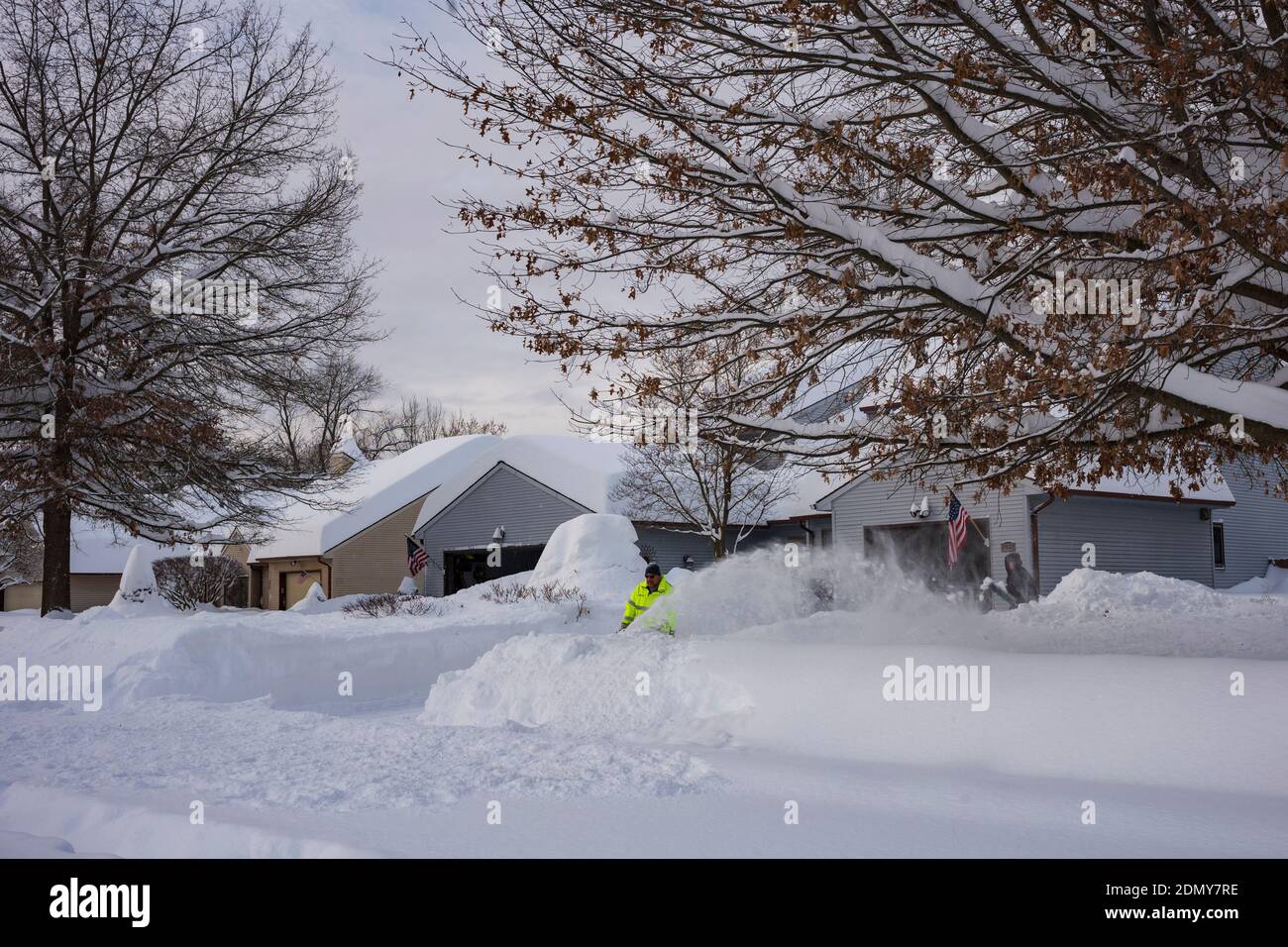 Vestal, NY, Stati Uniti d'America - 17 dicembre 2020: I proprietari di case rimuovono la neve dai loro vialetti di entrata dopo un nor'easter ha brillato il nordest degli Stati Uniti con oltre tre piedi di neve Foto Stock