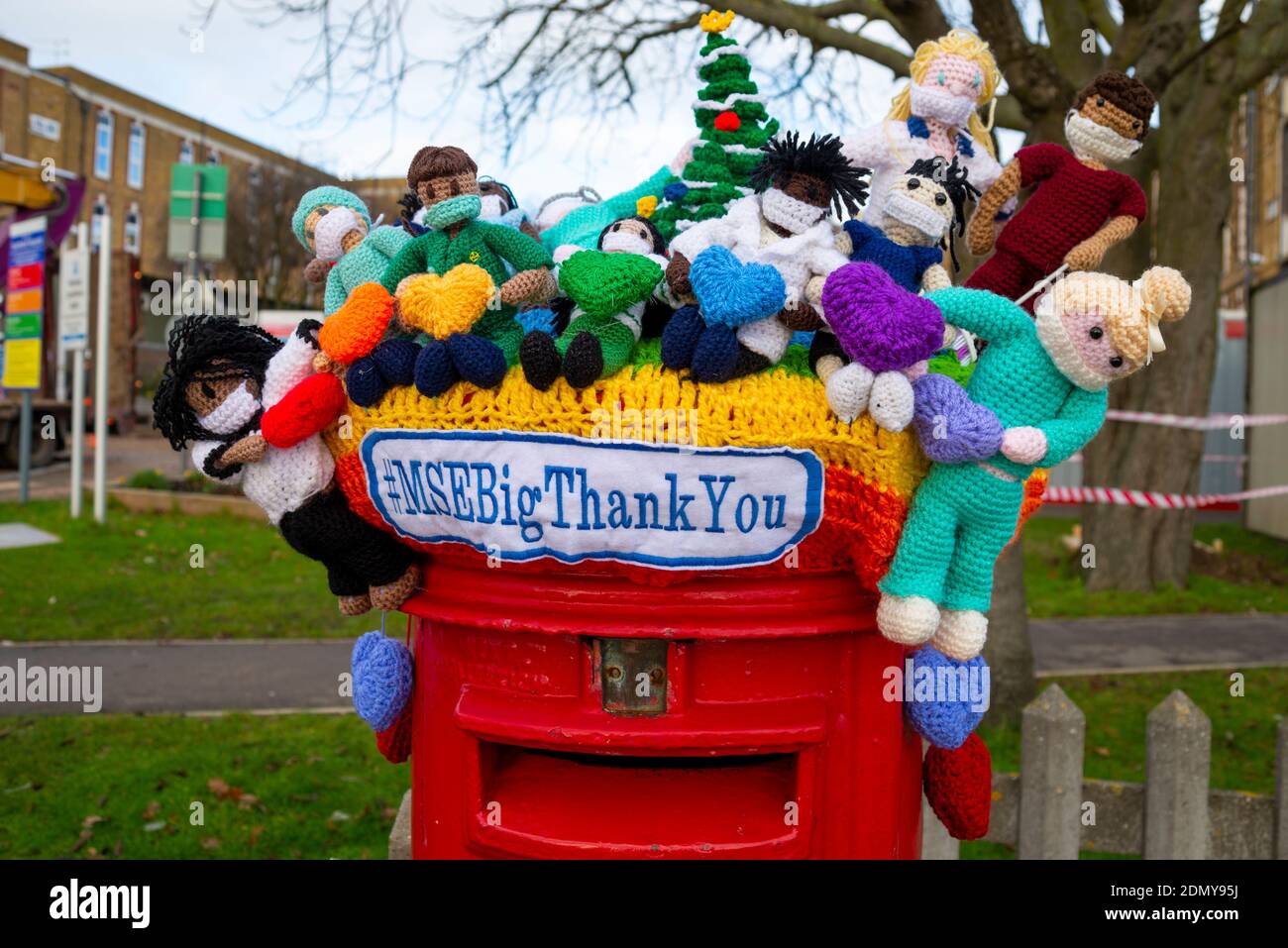 Southend University Hospital, Southend on Sea, Essex, Regno Unito. 17 Dicembre 2020. Come parte della campagna Mid and South Essex (MSE) Big Thank You una casella di lettere fuori Southend Hospital è stato ‘yarnbomed’ con una collezione colorata di lavoratori ospedalieri e sanitari a maglia. La campagna è rivolta alle comunità che mostrano la loro gratitudine verso gli operatori sanitari con temi festosi. Il gruppo ‘crochet n Chatter’ nella vicina Thundersley ha fatto la mostra di lana per adattarsi al box di lettere che sarà visto dal personale di passaggio NHS Foto Stock