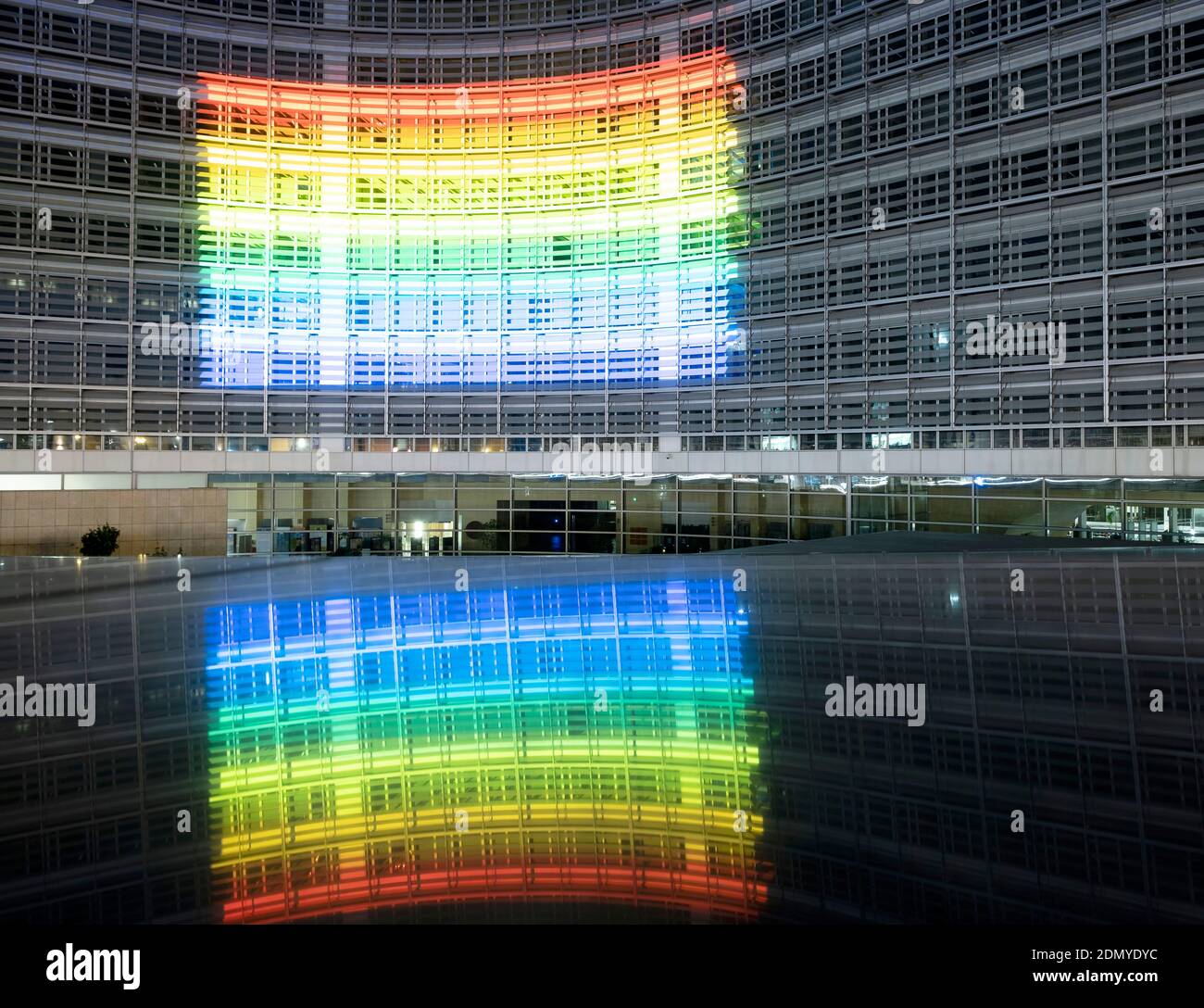Belgio, Bruxelles: Bandiera arcobaleno sulla facciata del Berlaymont per celebrare la Giornata internazionale contro l'omofobia, la Transfhobia e la Bifobia Foto Stock