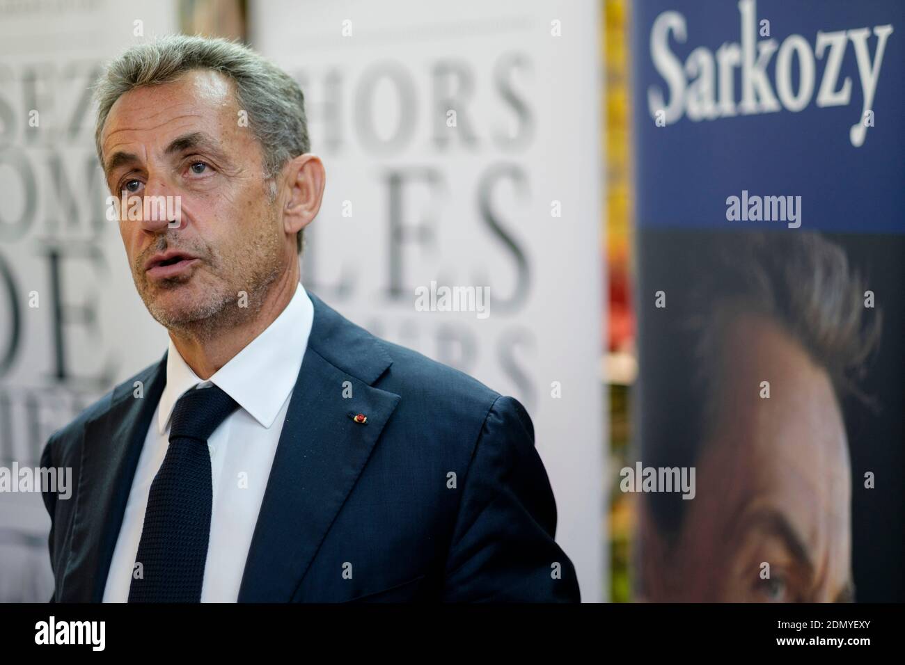 Bruxelles, Belgio, il 3 settembre 2020: Nicolas Sarkozy firma copie del suo libro "le temps des tempetes" (il tempo della tempesta) Foto Stock