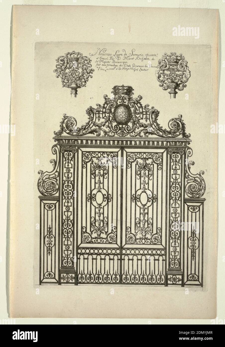 Title Page, Nouveau Livre de Serrurie, Daniel Marot, francese, attivo nei Paesi Bassi e in Inghilterra, 1661–1752, incisione e incisione su carta bianca, immagine di una porta di ferro ornata; sopra, due finali ornate fiancheggianti il testo., Paesi Bassi, ca. 1700, architettura, Stampa Foto Stock