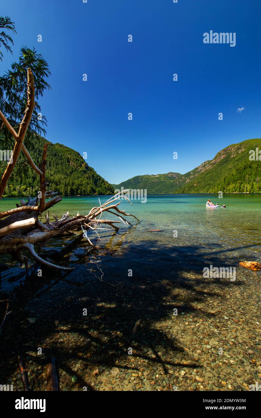 Infinite acque blu del lago Cameron, Vancouver Island, BC. Splendido scenario della British Columbia. Vancouver Island è al largo della terraferma ed è ricca di Foto Stock