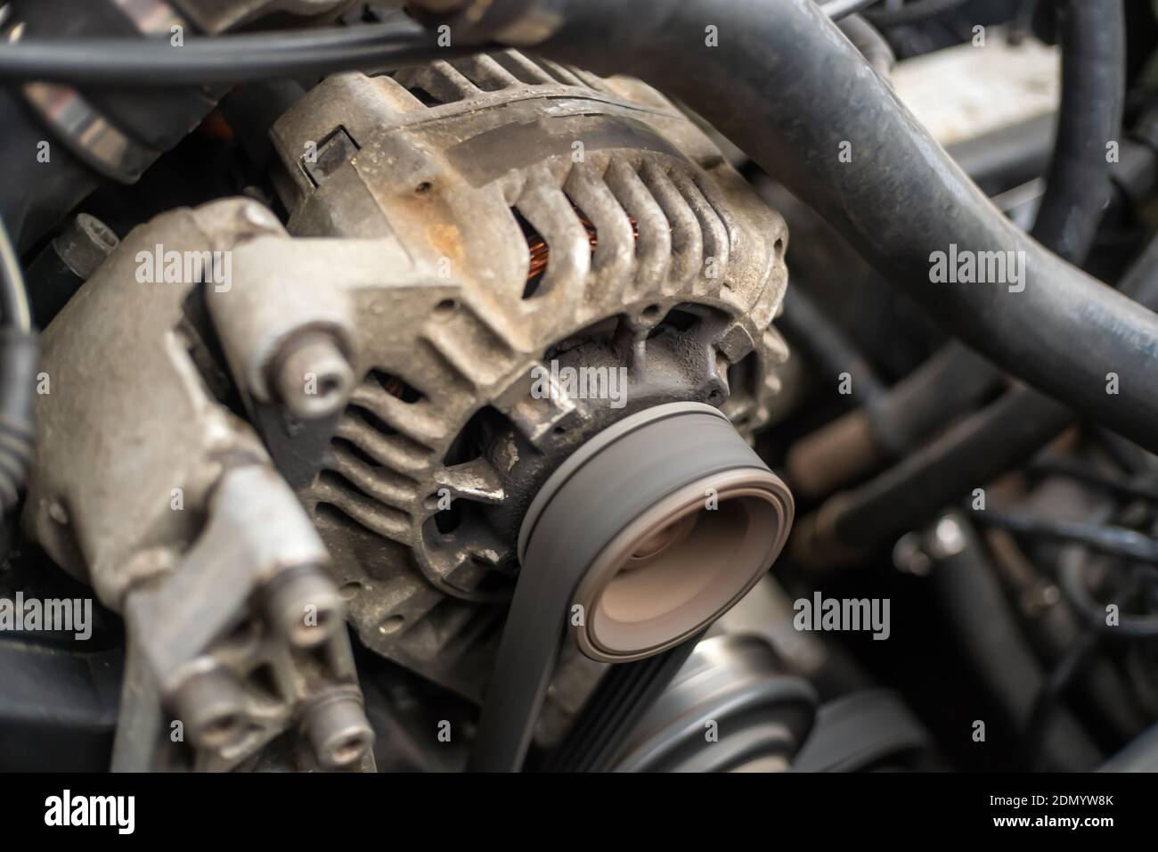 Generatore CA per un primo piano dell'auto, il vano motore di un'autovettura. Foto Stock